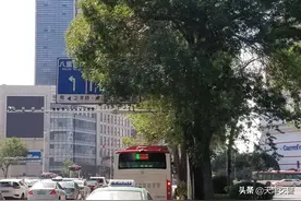 和平交警接市民反映快速处置 南京路血研所门前标志牌恢复清晰图片