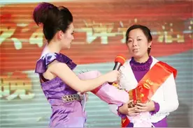 徒手接坠楼女童的妈妈吴菊萍，10年后再次回到小区，感慨万千图片