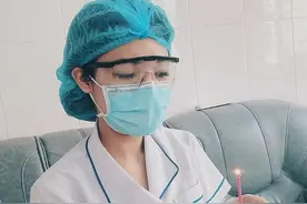 越南漂亮女护士走红，在感染人数最多的医院工作，始终坚持在一线图片