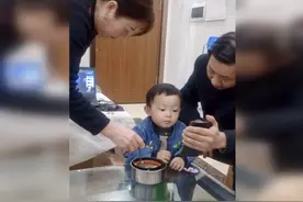吃饭“排场”最大宝宝火了，网友：毛病都是这么惯出来的，要废了图片