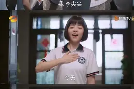 13岁女儿第1次来月经，单亲爸爸3个暖心动作，给女儿满分的母爱图片