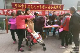 邯郸市复兴区积极宣传城乡居民养老保险参保及电子社保卡绑定应用政策图片