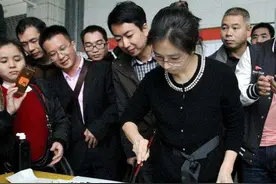 清华女博士拜师“丑书大师”，网友：人是真的美，字也是真的丑图片