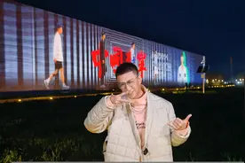 50岁孙红雷深夜现身，手捂心口被疑身体不适？不见小15岁妻子陪伴图片