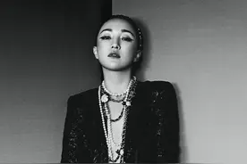 周迅疯了吧？穿西装真空就算了，还一颗纽扣都不系，却性感的高级图片