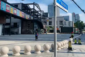 商业广场周边再现“石球阵”呼吁更合理设置图片