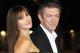 贝鲁奇前夫与黑人娇妻海边遛娃，相差30岁像父女，婚姻不被看好图片