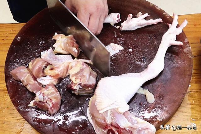 16一斤的甲鱼到底怎么做才香？加点鸡肉一起炖，汤鲜肉嫩还大补