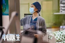 44岁袁泉饰演抗疫女医生，全网飙泪：学会跟自己相处，中年才舒服图片