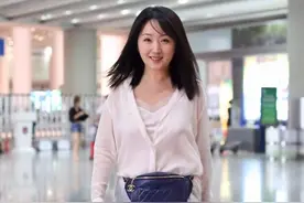 杨钰莹穿衣真放得开，透视衬衫还外露打底裤，48岁的身材好有肉感图片