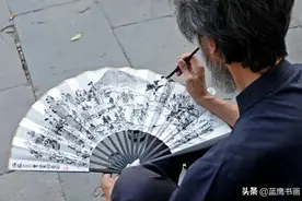 西安扇子哥：放弃百万收入，每天只赚200块，艺术要走入百姓图片