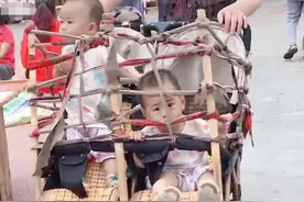 奶奶“押运”双胞胎孙子火了，凑近一看，俩娃的表情也太逗了吧图片