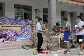 停课不停学 爱心送到家——郑集镇中心中学开展“爱心送书”活动图片