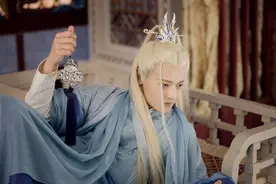 曾放弃和肖战加入同组合，后签约欢瑞，在《琉璃》中饰演腾蛇神君图片