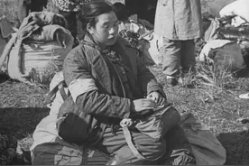 1945年上海，等待遣返的日本侨民，联合国难民署的救济物资正卸船图片