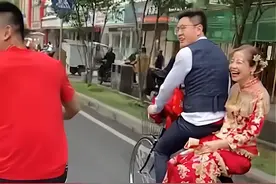 传说中的爱情！湖北一新郎骑二八大杠接亲，新娘坐后面笑得超开心图片