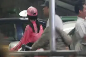 于和伟：50岁大红视帝，曾和小14岁女星传绯闻，结发妻子也是演员图片