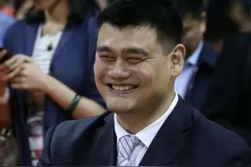 接地气的领导！姚明青岛路边摊撸串喝扎啤，还吃过队友的剩榨菜图片