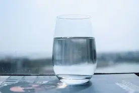隔夜的水能不能喝？会致癌？有细菌？医生：看看这些数据就知道图片