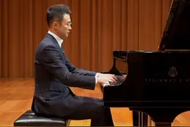 央视主播刚强登国家大剧院，弹奏钢琴，和《新闻联播》反差好大图片