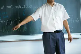 大学化学老师现状：30岁，一个月拿5000多，该离职吗？图片