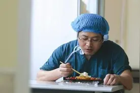 北大医学博士失业啃老18年，54岁成低保户，高分低能是谁的错图片