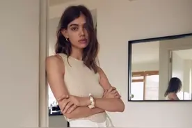 拯救溜肩女孩的露肩穿衣，看懂这3种搭配，大宽肩也可以秀锁骨图片