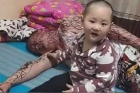 “我爸三天没打我了”，2岁男童在爸爸身上涂鸦，网友：艺术大师图片