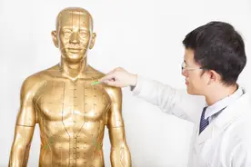 中医：肝火旺的人通常有5个异常表现！灭肝火，一个中成药来帮忙图片