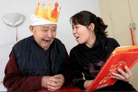 老了有钱才管用，80岁大爷：用退休金请保姆，远比子女养老靠谱图片