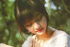 离婚后带着女儿回娘家住，夜里听见爸妈的谈话，天不亮就离开了家图片