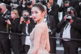 曾沦为乞丐，为了生计“男扮女装”的他，后来现身戛纳成为骄傲图片