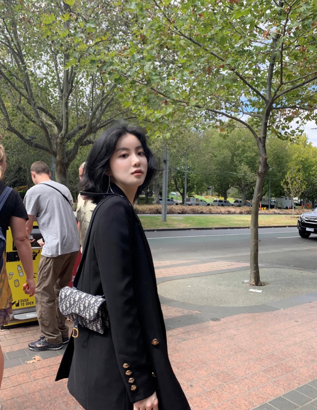发型不对,颜值白费!长脸女生别错过"港风短发",洋气又复古
