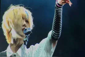 窦唯次女长沙开唱，前妻台下陪同，14岁出道的她遗传了父亲的才华图片