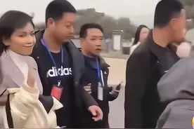 刘涛出场看傻民众，二十多名保镖在前面开路，网友：路是她家开的图片