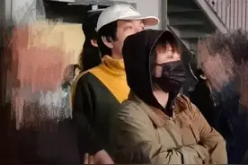 马思纯再次被拍到和张哲轩同框，肚子信息量很大，网友表示不劝了图片