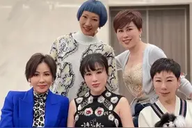 刘嘉玲参加阔太聚会，54岁艳压众贵妇，却被吕良伟娇妻抢C位？图片