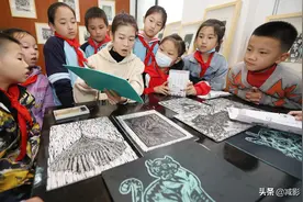 这所小学“个个孩子有特长”，版画、鼓乐让学生了解非遗的精髓图片