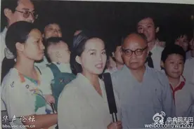 九十年代上海，各大媒体争相报道下岗女工当空嫂图片