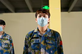 王者QG刺痛军训期间双国服，站军姿鸟屎落头上，打比赛电线杆倒了图片