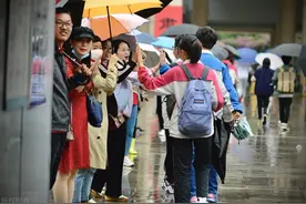 女考生自己估分409后痛哭，努力三年，最后却要和200分考生抢大专图片