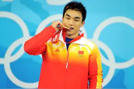 举重天才的心酸：四次打破世界纪录，奥运会前无故被换，愤然退役图片
