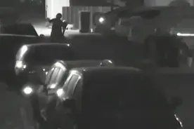 不满车位被占，东丽这位老太就划车倒剩饭？警方出手了图片