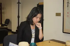 师从棋圣，二婚不顾反对嫁小8岁常昊，如今53岁的张璇现状如何？图片