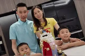 李宗伟为38岁娇妻庆生，千万抗癌成功2年仍消瘦，全家住皇宫附近图片