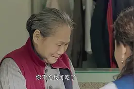 痴呆老太太留着自己爱吃的，哭着要等保姆回来再吃，大姐都懵了视频封面