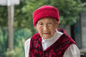 儿子是建筑老板，孙子是大学教授，90岁老奶奶还在耕种2亩土地图片