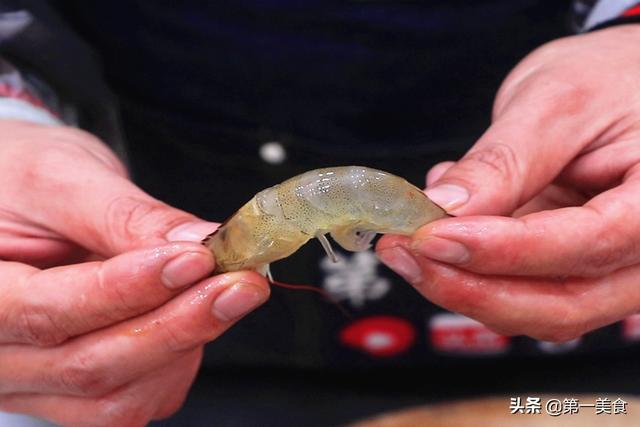 去虾线、还在用牙签太老套了！老渔民教你1招，分分钟剥完一大盆
