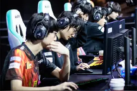 真不愧是冠军ad！fpx曝光lwx生活习惯，一次买几百双袜子只穿不洗图片