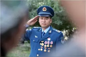 一级军士长和少尉，两人相遇谁先敬礼？原来还有这说法图片